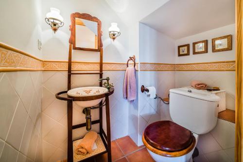 阿尔库迪亚Sa Marina的一间带卫生间和水槽的浴室