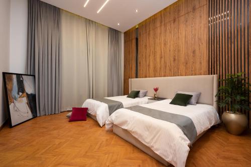 开罗Kattameya dunes 4 master bedrooms villa的配有两张床的酒店客房