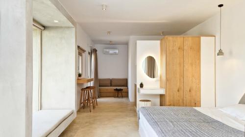 ArnadosIvy's Natural Resort的一间卧室配有一张床和一个沙发
