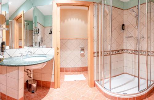 布鲁尼科瑞彭特格霍夫酒店的一间带水槽和淋浴的浴室