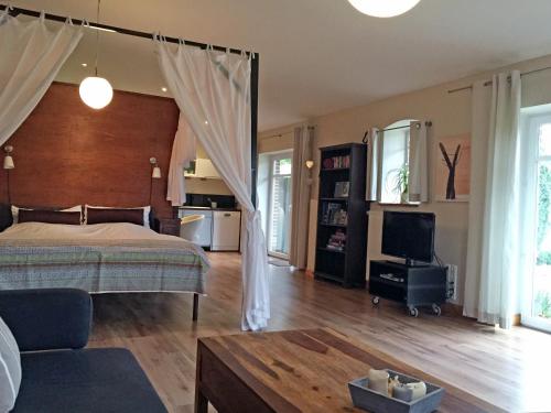 伯格奥夫费马恩迪埃施米德公寓的一间卧室配有一张床,并在一间客房内配有电视。