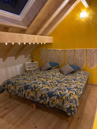 Arras-en-LavedanLe hautacam的卧室配有一张床