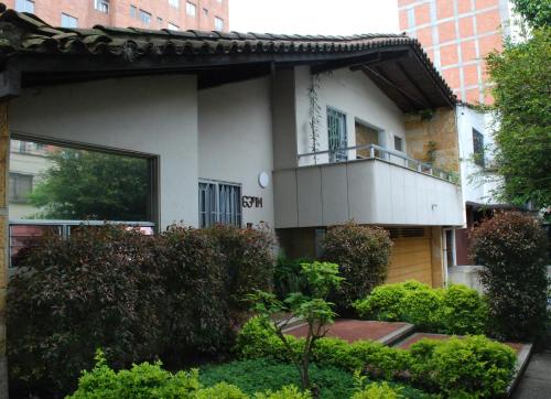 麦德林CASA DE LOLA的一侧带阳台的建筑