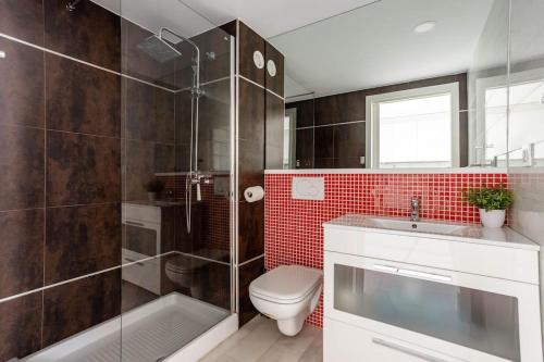 瓦伦西亚Duplex LOFT Apartamento con Parking GRATIS的浴室配有卫生间、淋浴和盥洗盆。