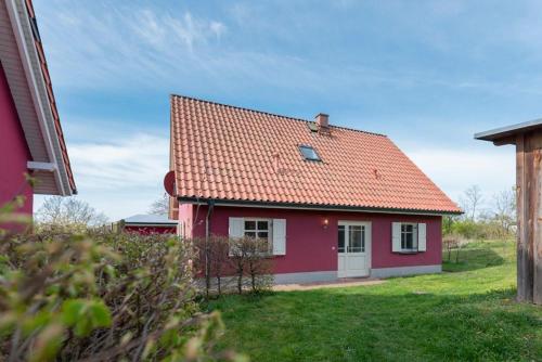 KarninFerienhaus Karnin B的红色屋顶的红色小房子