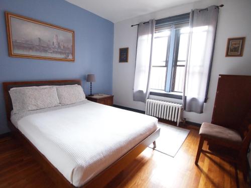 布鲁克林Brooklyn Style的卧室配有白色的床和窗户。