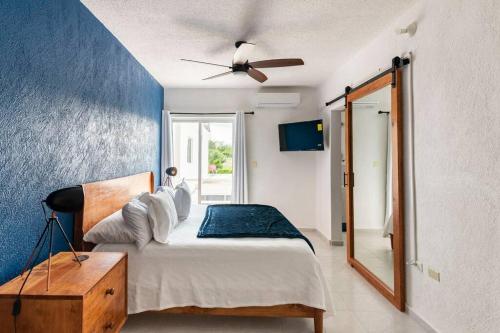 坎昆Casa MiAmore - Family Getaway的一间卧室配有一张床和吊扇