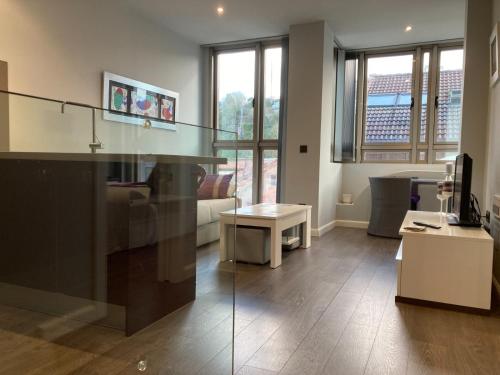 里瓦德塞利亚Apartamento - Riba De Sella的客厅配有桌子和沙发
