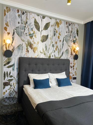 派尔努Sadama street Villa的一间卧室配有一张带花卉壁纸的床