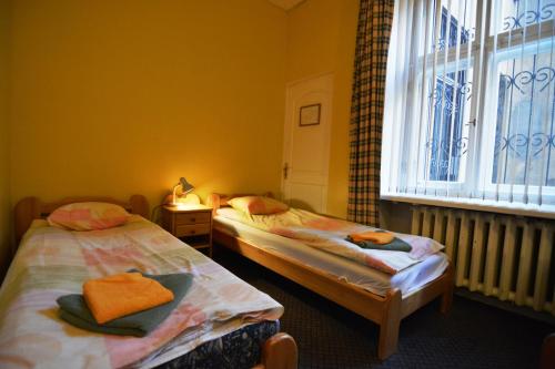 里加Hotel Multilux with Self Check-in的带窗户的客房内设有两张单人床。