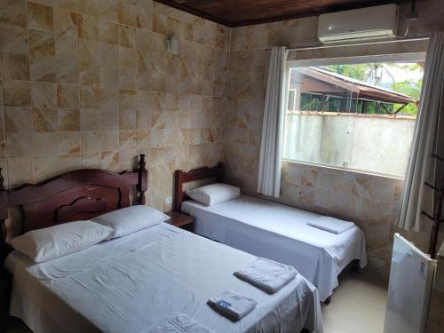 坎布里Pousada Mar & Sol de Camburi的小型客房 - 带2张床和窗户