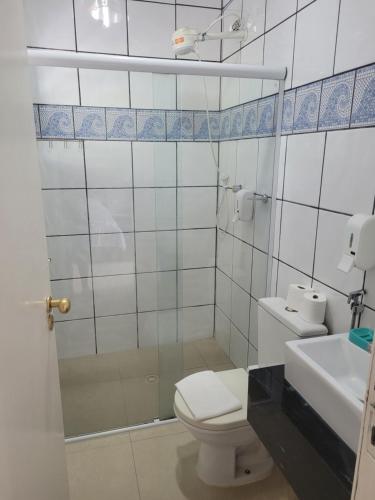 坎布里Pousada Mar & Sol de Camburi的一间带卫生间和水槽的浴室
