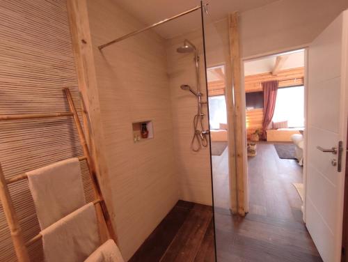 萨莫博尔Laganini Country的带淋浴的浴室和玻璃门
