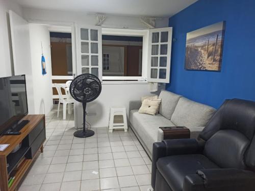 嘎林海斯港Privê Recanto da Enseada - Serrambi的带沙发和风扇的客厅