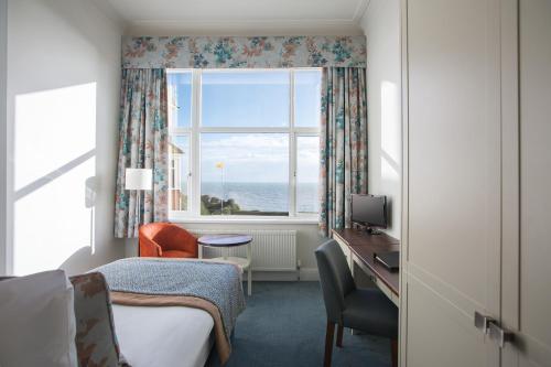 伊斯特布恩海德鲁酒店的酒店客房设有床和窗户。
