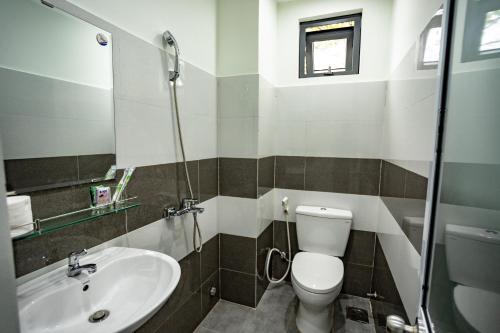 顺化Mini hotel Lạc Hồng的一间带卫生间和水槽的浴室