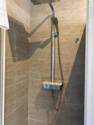 马赛戈伯特城堡旅馆的浴室内配有淋浴和头顶淋浴