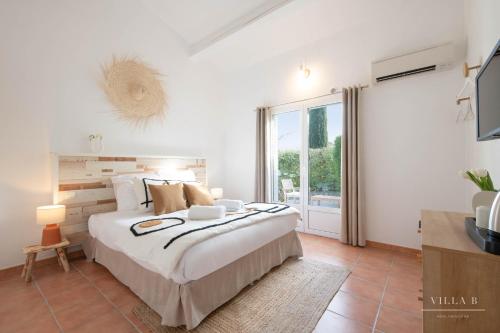 萨雷尔讷Villa B的一间卧室设有一张大床和一个大窗户