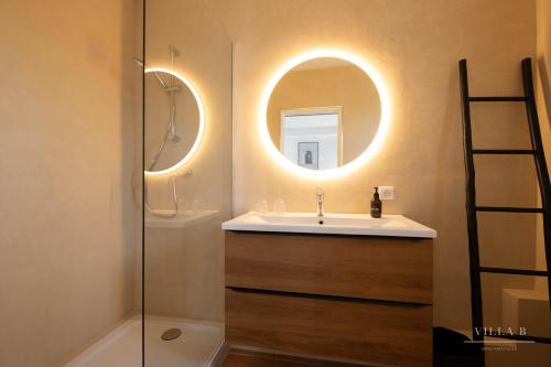 萨雷尔讷Villa B的一间带水槽和镜子的浴室