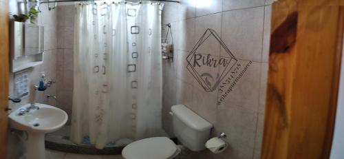 普尔马马尔卡Rikra Purmamarca的浴室配有白色的浴帘和卫生间