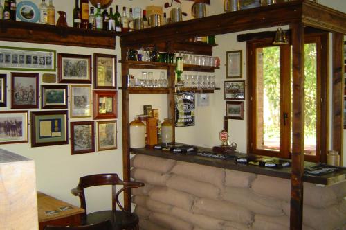 Hardecourt-aux-BoisChavasse House, Chavasse Farm, Somme的墙上挂着照片的酒吧