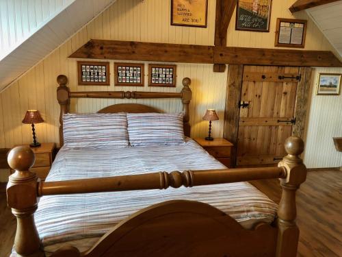 Hardecourt-aux-BoisChavasse House, Chavasse Farm, Somme的一间卧室,卧室内配有一张大床