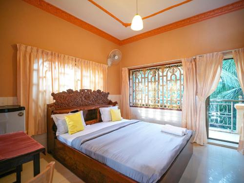 贡布Villa Kampot Cafe的一间卧室设有一张大床和一个窗户。