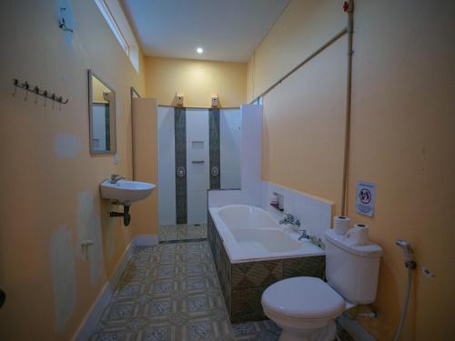 贡布Villa Kampot Cafe的带浴缸、卫生间和盥洗盆的浴室