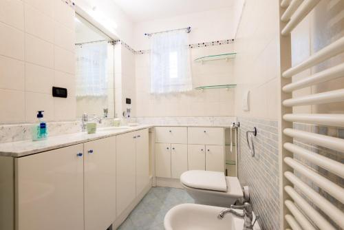 热那亚Waterfront House的白色的浴室设有卫生间和水槽。