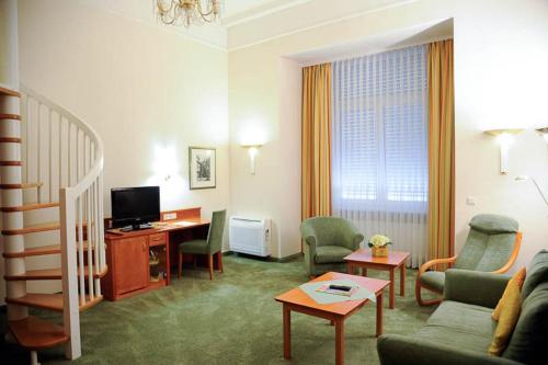 美因河畔法兰克福贝多芬酒店的带沙发、桌子和电视的客厅