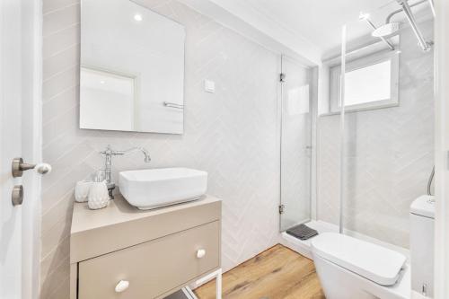 法鲁RG Casa do Carmo的白色的浴室设有水槽和卫生间。