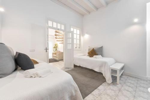 法鲁RG Casa do Carmo的白色的客房配有两张床和一张桌子