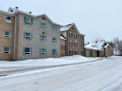 蒂明斯Residence & Conference Centre - Timmins的大楼前有雪覆盖的街道