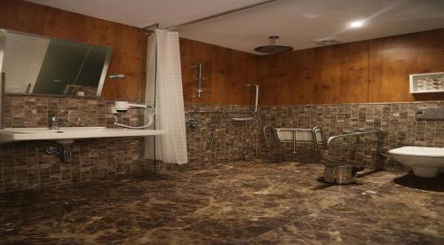 安卡拉卡扎套房酒店的一间带水槽和卫生间的浴室