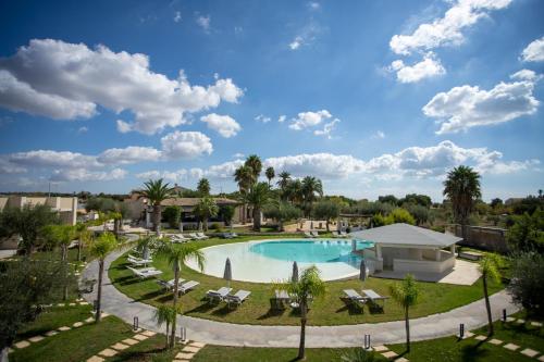 ZimmardoCambiocavallo Resort的度假村游泳池的图片