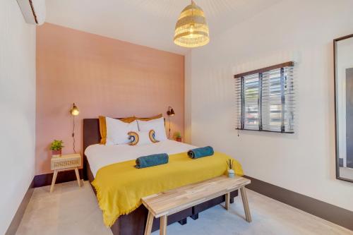 克拉伦代克New & luxurious Two Bedroom Apartment at the Water的一间卧室配有一张黄色毯子床