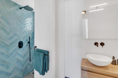 克拉伦代克New & luxurious Two Bedroom Apartment at the Water的一间带水槽和镜子的浴室