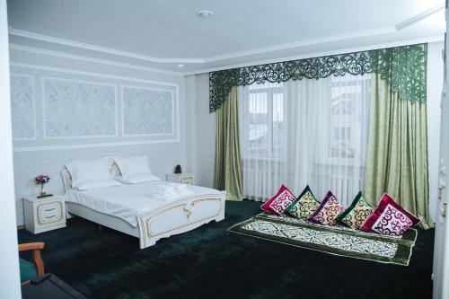 塞米伊SELFIE +的卧室配有白色的床和窗户。