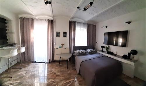 索波特Studio Four - prywatne wejście i taras w Centrum Sopotu的卧室配有一张床,墙上配有电视。