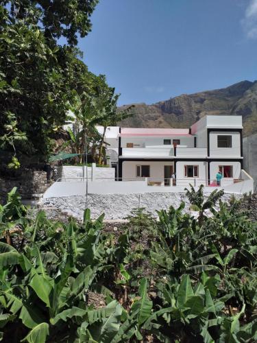 Ribeira GrandeCASA MINGA & TATOL的山丘上带花园的房子