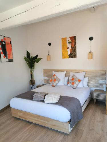 阿尔勒Arles Holiday - Le Refuge的卧室配有带枕头的大型白色床