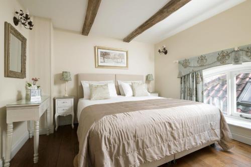 约克The Dovecote的一间卧室设有一张大床和一个窗户。