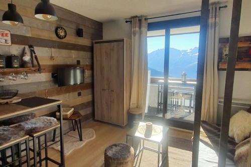 拉普德兹Studio montagnard vue splendide ALPE D HUEZ LES PASSEAUX的厨房设有山景大窗户。