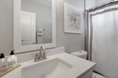 土桑DESERT JEWEL的白色的浴室设有水槽和卫生间。