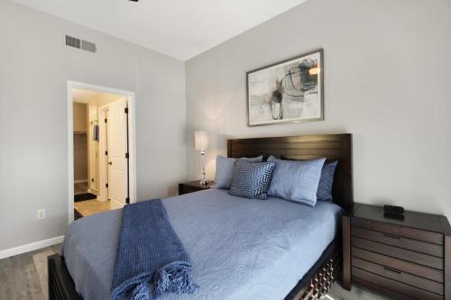 土桑DESERT JEWEL的一间卧室配有一张带蓝色毯子的大床