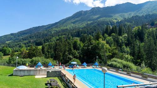 瓦尔莫雷尔Appartement Velaer Valmorel的一座山地游泳池