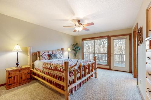罗杰斯War Eagle - Lake House的一间卧室配有一张床和吊扇