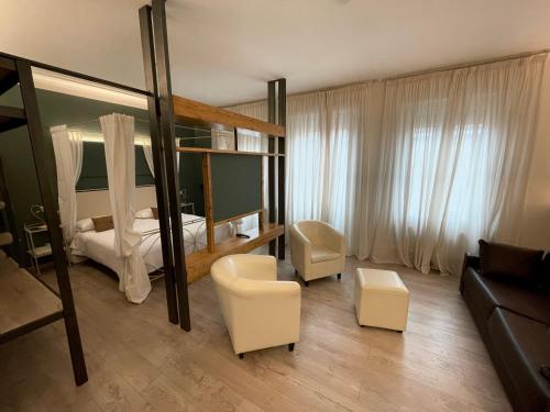 维罗纳意大利酒店的一间卧室设有一张床和一间客厅。