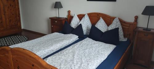 库赫尔Ferienwohnung Hager Kuchl的一张带蓝色和白色床单及枕头的床
