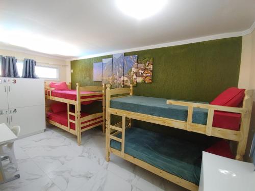 弗洛里亚诺波利斯LagoMar Hostel的客房设有两张双层床和一台冰箱。
